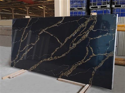 Must Calacatta kvarts kuldveenidega